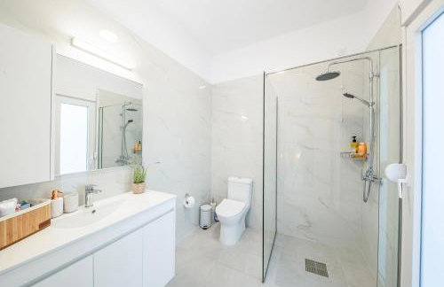 Villa Ami, Roda, Corfu: 10 guests, heated pool, private mini golf, pool table & more!! - Foto 19