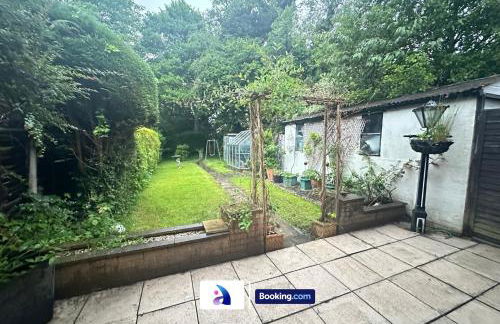 Spacious 3 BDR By Avalora Short Lets & Serviced Accommodation Queensway With Big Garden, Near Train Station, Airport & Large Driveway - Photo 27