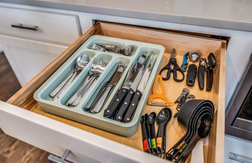 Nash House & Bars of Broadway with Patio Bar and Views! 8min Downtown! Sleeps 12! - Foto 48