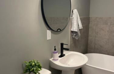 Sister Lakes Lakeside House - Sleeps 16 - Foto 42