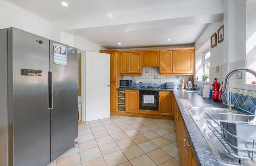 Luxury 5 BDR 2 BA House with Parking in Sandhurst By 360Stays - Photo 15