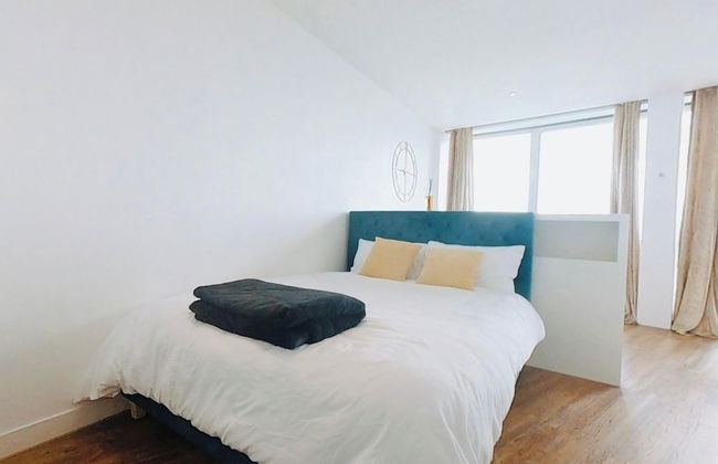 1 Bed City Studio Sleeps 3 - Wifi, Views - Photo 3