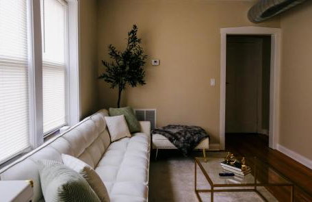 Chicago Chic, Cozy 1BR with Stylish Workspace - Photo 22