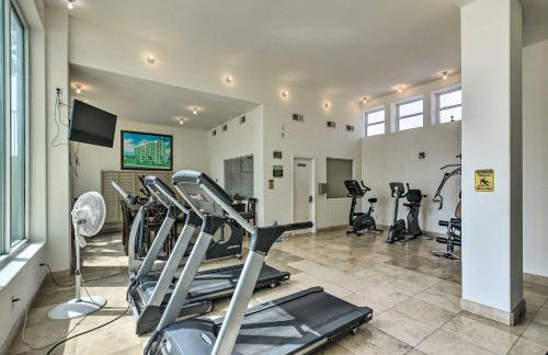 Walk to Galveston Beach Family Condo with Pool - Foto 28