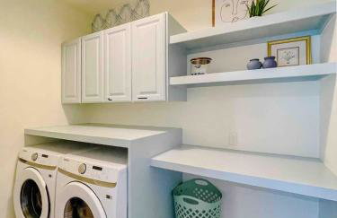 Luxe 4BR with Heated Pool and Hot Tub - Walk to Lake - Foto 33