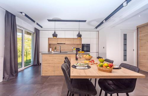 VILLA CVITA is a modern 5-bedroom villa with a Jacuzzi, a Gym and Finnish Sauna, a heated pool, and amazing views - Foto 16