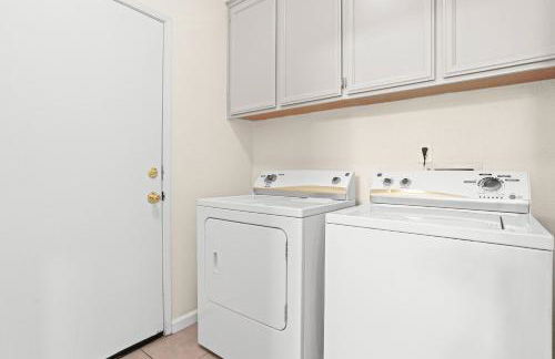 Remodeled 3B2B Bright House with a King Suite - Foto 34