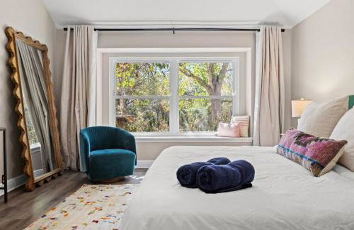 Artist Retreat at Cypress Creek - Hotub - Sleeps 9 - Photo 17