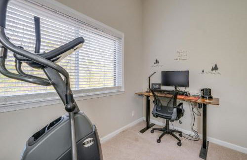 Spacious and Serene Lake Ridge Retreat with Game Room! - Foto 14