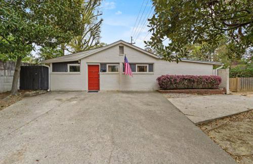 The Mid-Century Hub Close to Everything - Photo 4