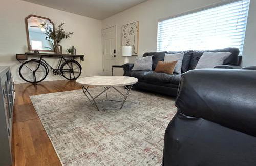 Home Sweet Idahome, feels like home with all the decor you wish you could afford King bed in master, fully fenced dog friendly yard, a few blocks from BSU and downtown Boise, Your perfect stay! - Foto 17