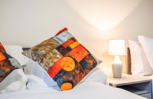 Spacious 4 Bedroom Home Near City Centre Sleeps 11 with Free Parking - Foto 44