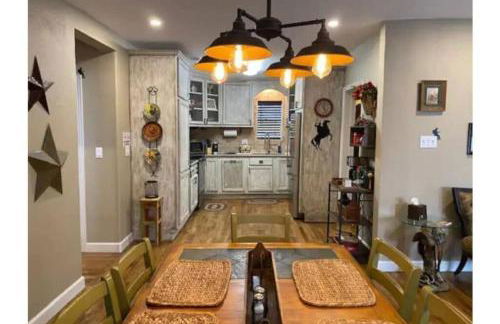 StockYards!-1 block away ! Cowboy Cottage sleeps 9 - Foto 3