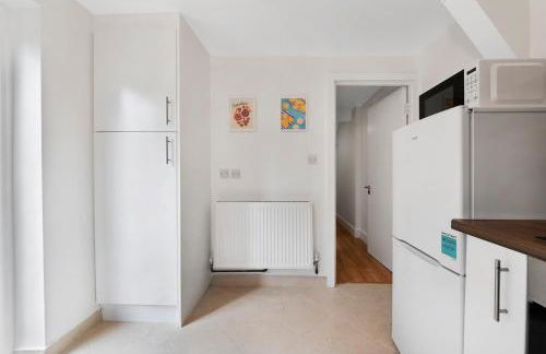 Peaceful Crouch Hill Flat by MoreThanStays - Foto 11