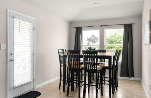 Charming 4BR Home w Spacious Backyard in Hutto - Foto 59