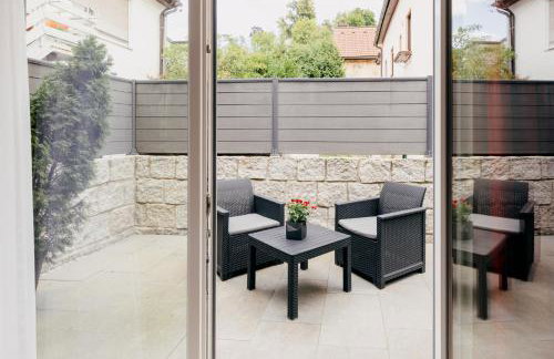 7SCHWABEN - 7 vollausgestattete Wohnungen unter einem Dach mitten in Bad Urach - Küche - Bad - WLAN - Waschmaschine - kostenloses Parken - E-Bike-Garage mit Ladestation - Altstadt, Bus, Bahn, E-Ladestation unter 5 Min - barrierefrei - rollstuhlgerecht - Foto 14