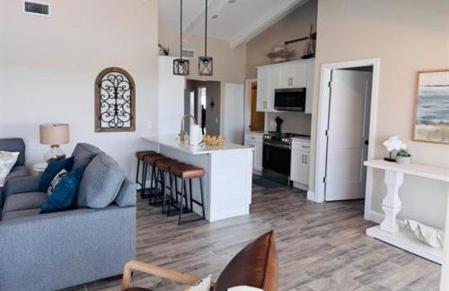 Gorgeous vacation home on the water with heated pool and sand! - Foto 31