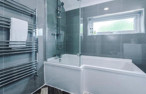 Comfortable & Spacious 3BR House near Coop Live Arena & Etihad Stadium with free Parking - New Management Since Jan '26 - Foto 3