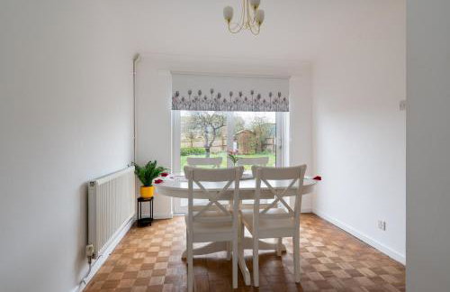 Spacious 3BR Home in Leighton Buzzard Parking Sleeps 5 Walk to Town & Train Near Rushmere Country Park & Leighton Buzzard Railway Perfect for Families & Work Stays - Foto 4