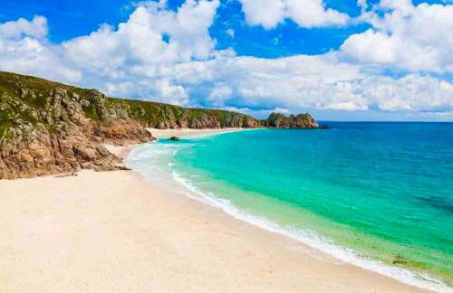 Spacious home with panoramic sea view, free parking EV & large garden - Photo 22