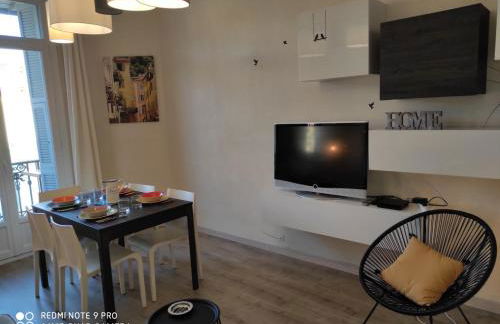 Pretty and quiet top floor 2 bedroom flat in the port area of Nice - Photo 7