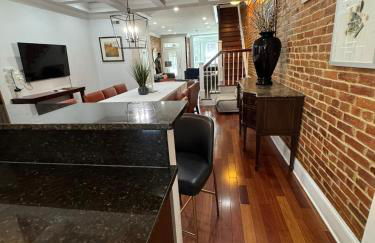 Classy Victorian Brownstone Subway Shopping - Photo 17