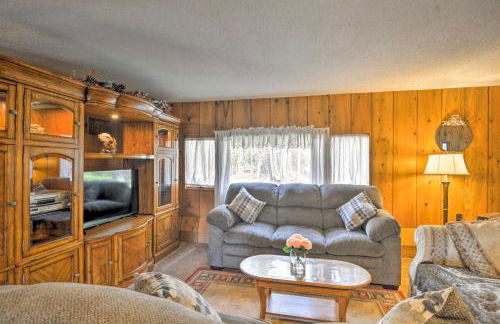 Riverfront Cabin in Alger with Patio and WiFi! - Foto 21