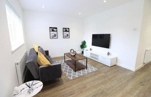 Detached Bungalow - Sleeps 8 - Free Parking, Fast Wifi, Smart TV and Garden by Yoko Property - Photo 1