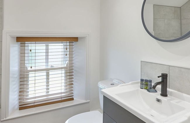 Host Stay Dunsley Chapel - Photo 17