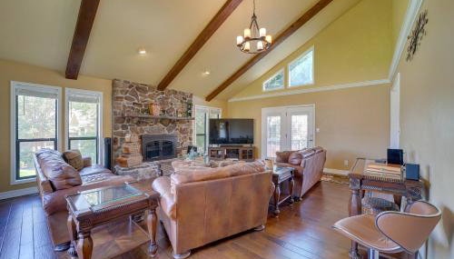 Spacious Arkansas Abode with Balcony and Fire Pit! - Foto 4