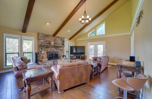 Spacious Arkansas Abode with Balcony and Fire Pit! - Foto 4