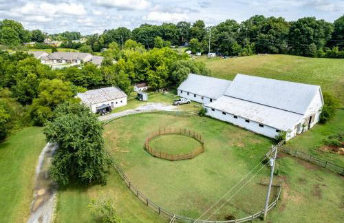 Tranquil Mountain Escape Luxurious 5-Bedroom Farmhouse with Pool - Foto 38