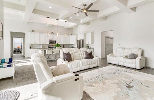 Poolside and Hot Tub Lounging Luxe Rio Rancho Home - Foto 4