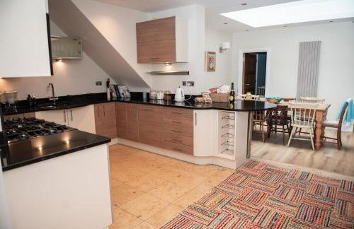 5 Bed Luxury Townhouse with Hot Tub, Rooftop Terrace, Perfect for Groups, Near Cruise Terminal - Foto 23