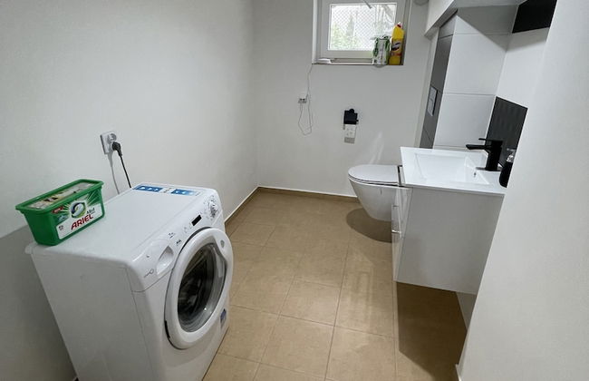 Modern House with Garden - Photo 24