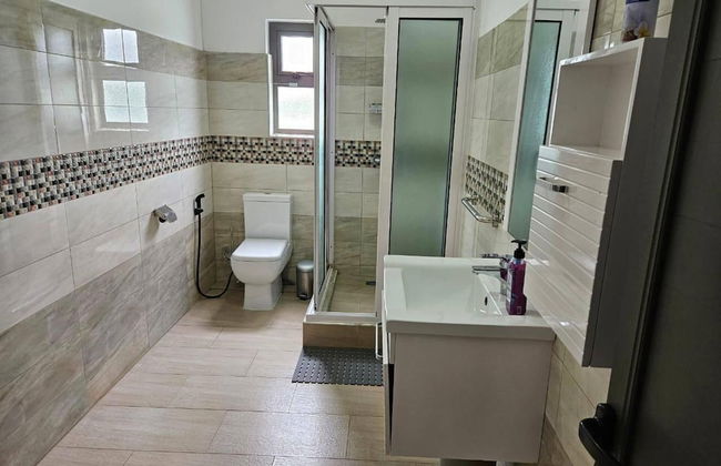 Spacious 4-bed Villa in Flic en Flac Roof top bar - Photo 10