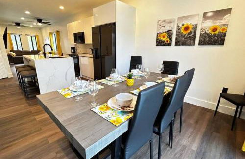 Sunny Delight Home Near Airport - Photo 48