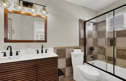 Spacious 4BR plus Den with Pool, Jacuzzi, BBQ, Near Strip - Foto 28