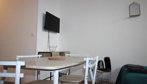 Chez Dan - Studio NEUF - 2 lits 2 personnes - internet - Centre ville - Parking proche - Proche gare - Géré par PrestaZen'Services - Foto 4