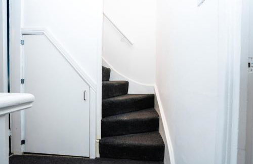Comfy 4 Bed House near Notts City Centre - FREE Parking - Foto 13