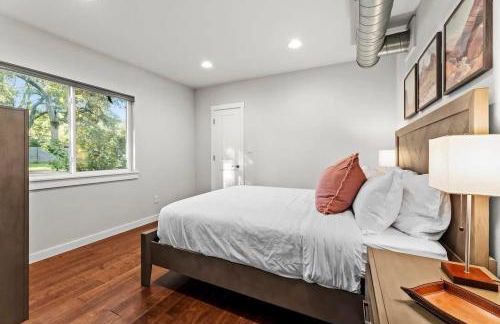 Mid-century home in Zilker with a backyard - Foto 15