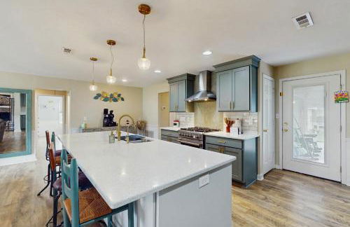 Serene 3BR Waterfront Retreat With A/C, Wifi, Two Kayaks, and Full Kitchen - Foto 7