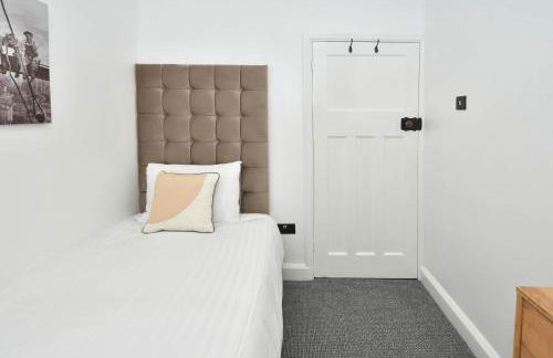 Moonlight House - sleeps 7, driveway, garden - Photo 34