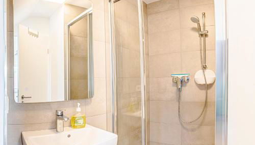 Studio On Top im Gustav Seitz Gästehaus - Foto 4, Shower