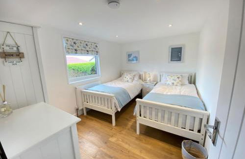 Two Bed Chalet with Sea Views - Photo 5