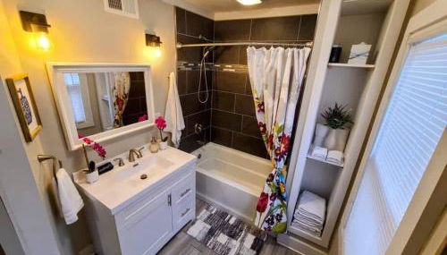 Downtown Kzoo with 3rd Floor Arcade Room - Foto 2, towels, Shower