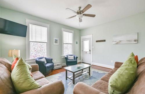 Coastal Blue Beach House with 3 Bedrooms and Just off the Seawall - Foto 23