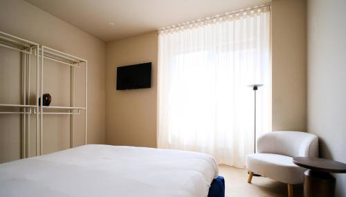 The Garden Premium Apartment - Large Windows - 3Min Walk to Bernina Express & Station - Foto 3, wardrobe