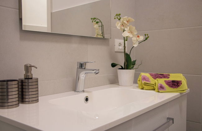 Grey House - Photo 12