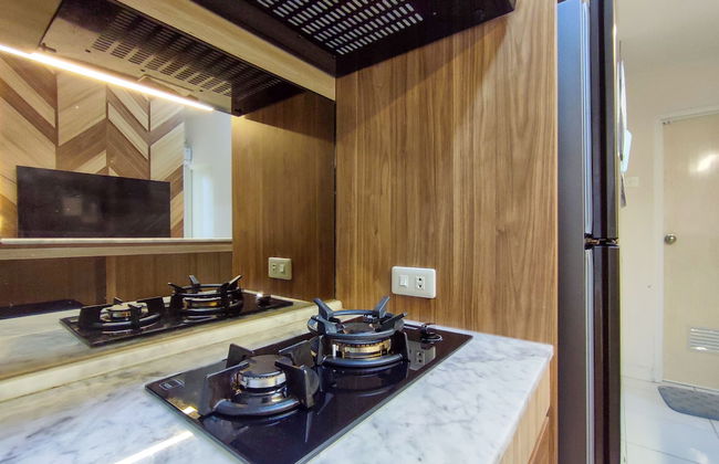 Fancy And Nice 1Br With Extra Room At Amartha View Apartment - Photo 7